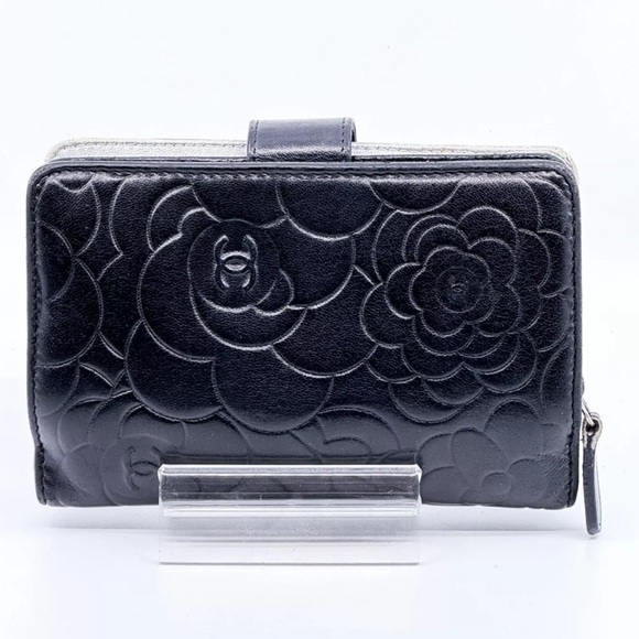 Chanel Camellia Compact Black Bi-fold wallet - Picture 2 of 11